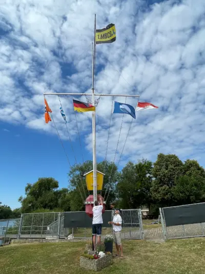 Blaue Flagge weht in Obertheres. Bildquelle: Matthias Schneider