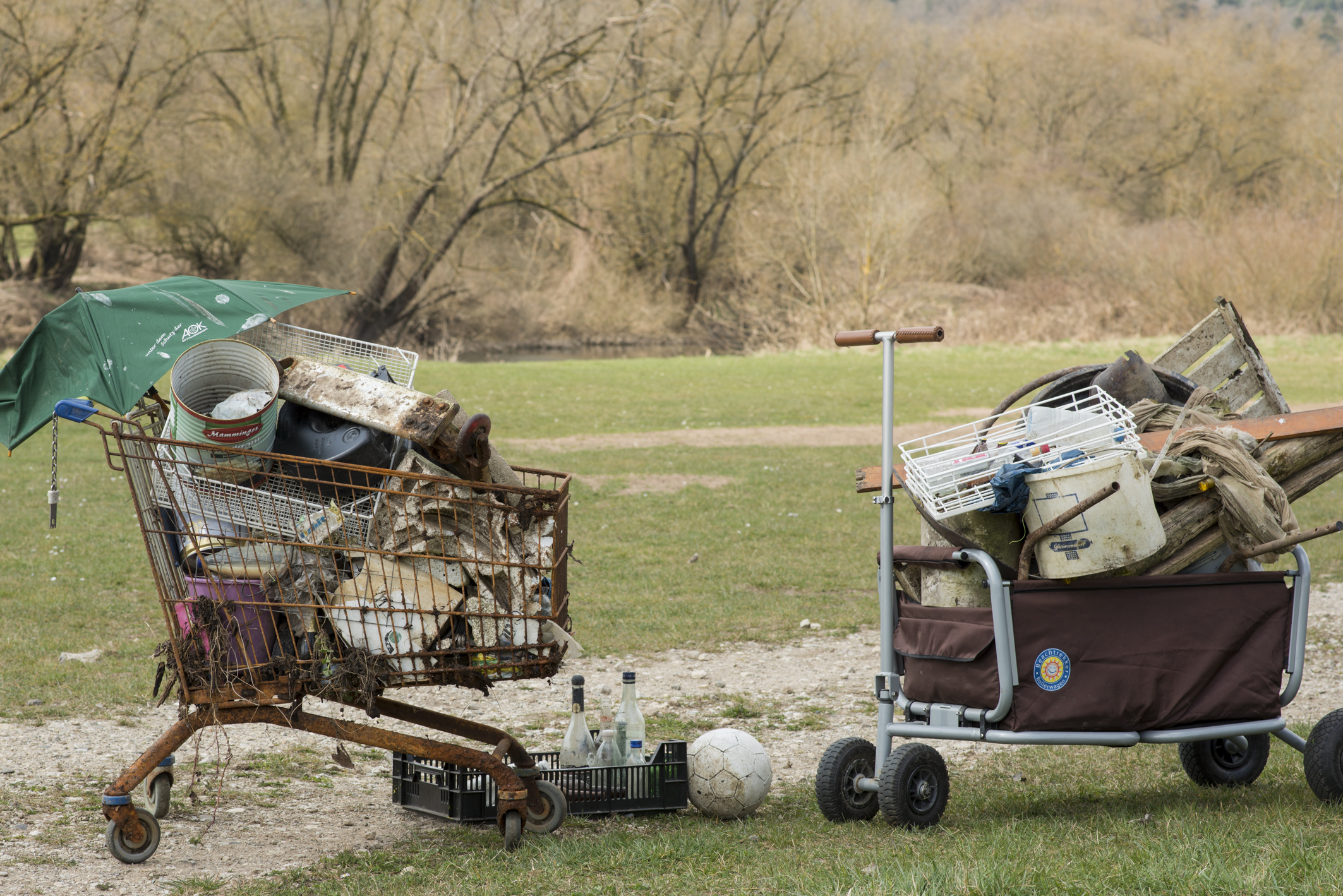 Der beim Müll sammeln gefundene Einkaufswagen wird noch ein letztes Mal sinnvoll verwendet, um den gefundenen Müll zu transportieren. Ansonsten kann ein Bollerwagen oder Fahrradanhänger nützlich sein. Foto: Thomas Ochs/Flussparadies Franken
