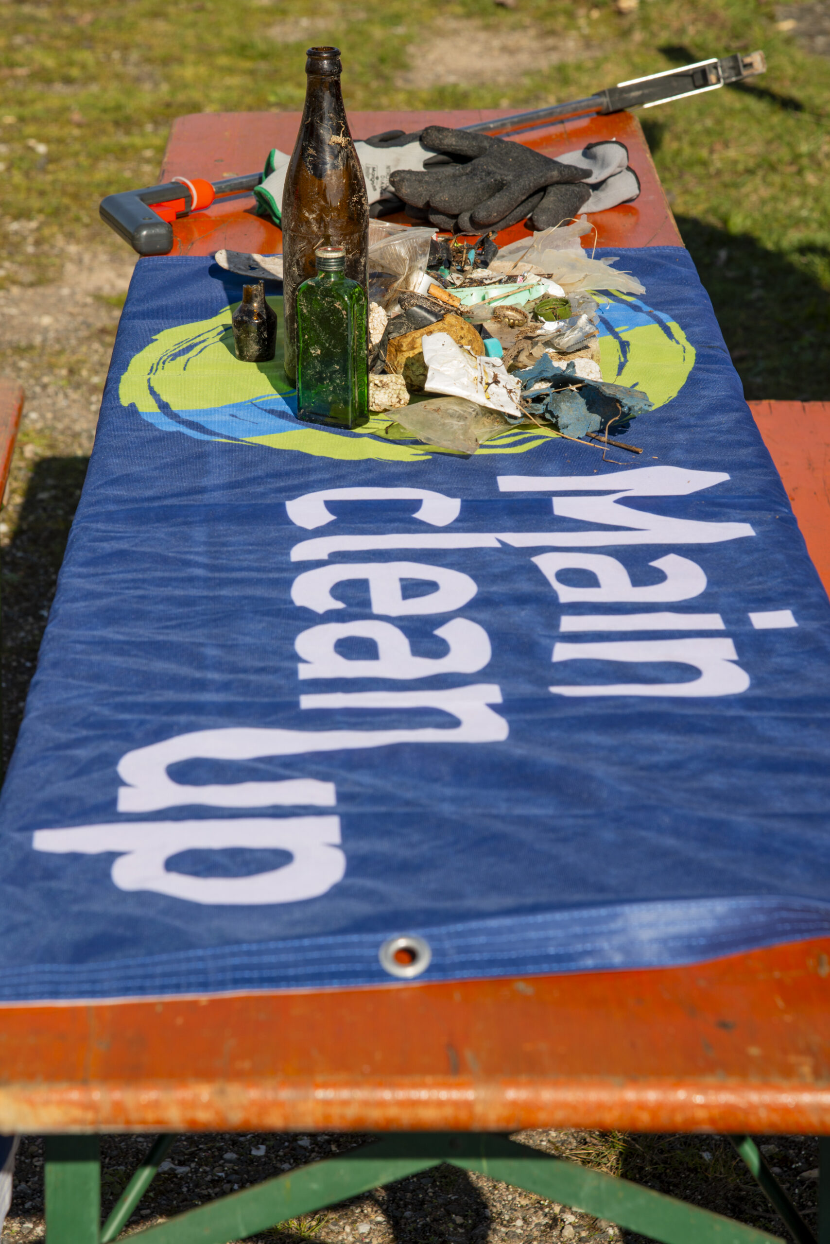 2024_03_09_Ochs_Maincleanup_Breitenguessbach-08142 Gesammelter Müll auf Main CleanUp Banner. Foto: Thomas Ochs